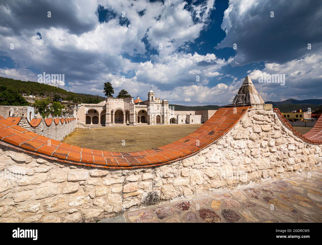 Tempel und ehemaliges Kloster von San Pedro y San Pablo mit seiner capilla abierta oder offener Kapelle in Teposcolula, Oaxaca, Mexiko. Stockfoto