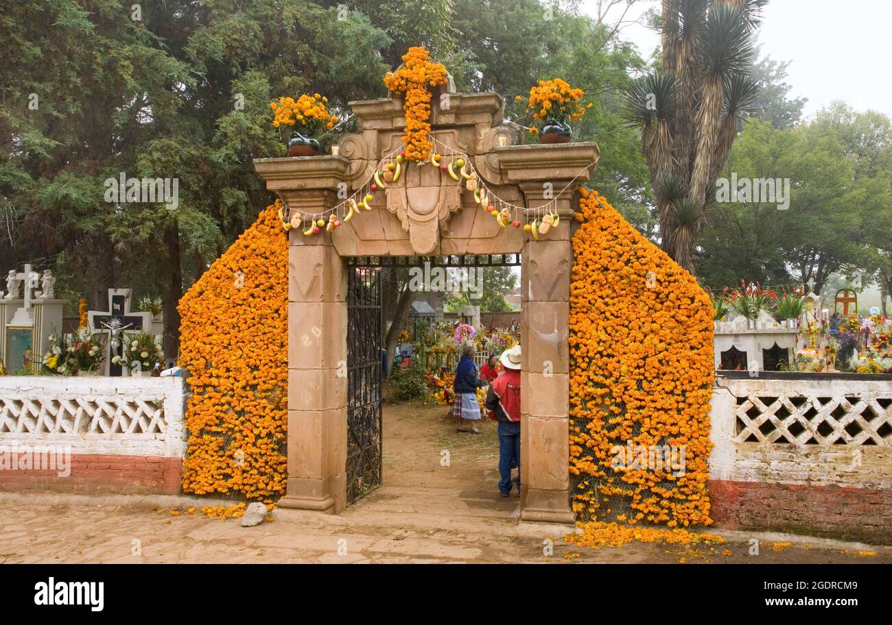 Der Eingang zum Friedhof während des Tages der Toten in Tzintzuntzan, Michoacan, Mexiko. Stockfoto