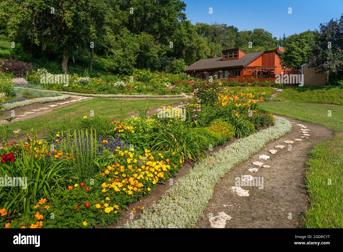 Ein privater versunkener Blumengarten in Neepawa, Manitoba, Kanada. Stockfoto
