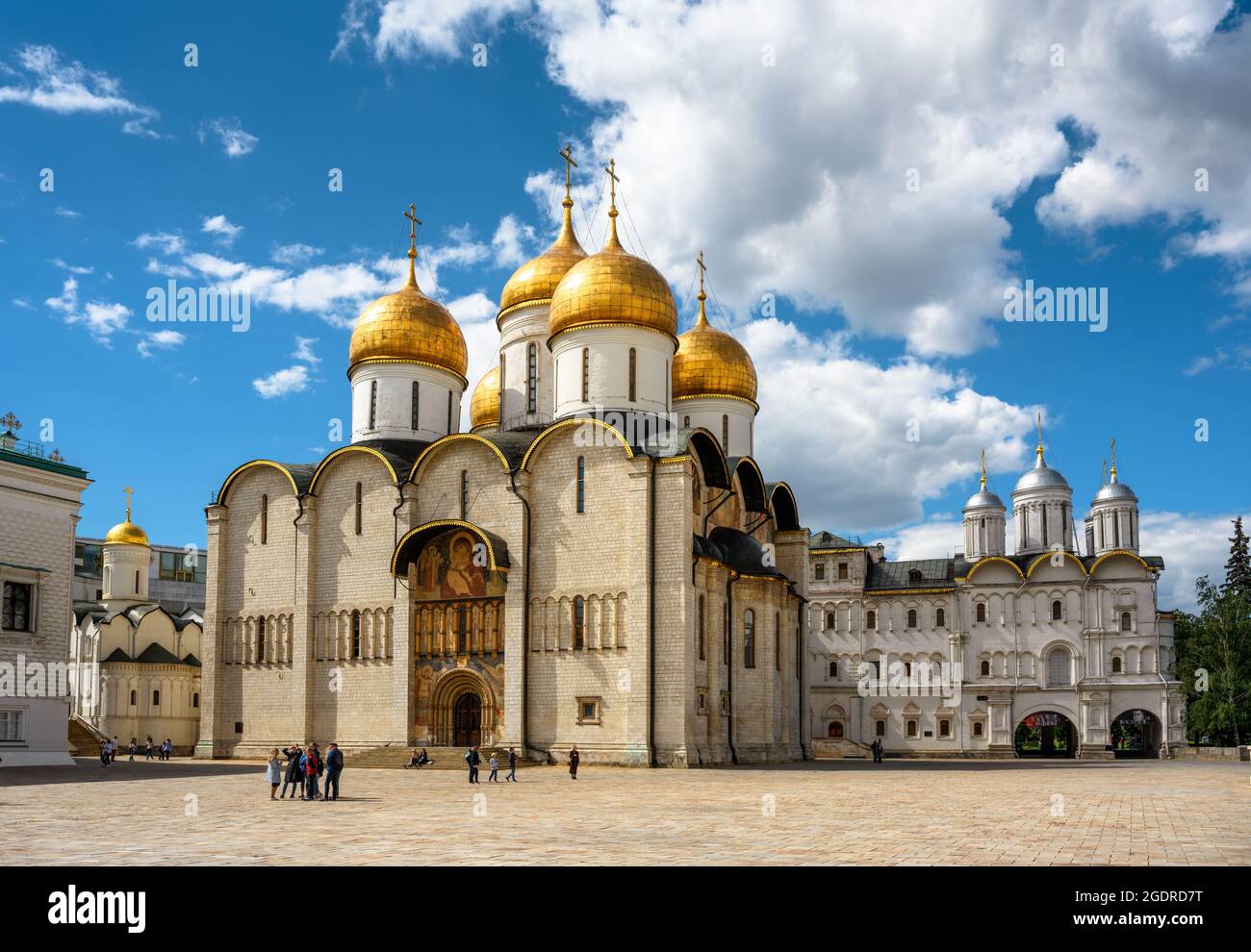 Moskau - 2. Juni 2021: Dormitionskathedrale (Himmelfahrt) im Moskauer Kreml, Russland. Alte russisch-orthodoxe Kirche ist berühmte Touristenattraktion von Moskau. Stockfoto