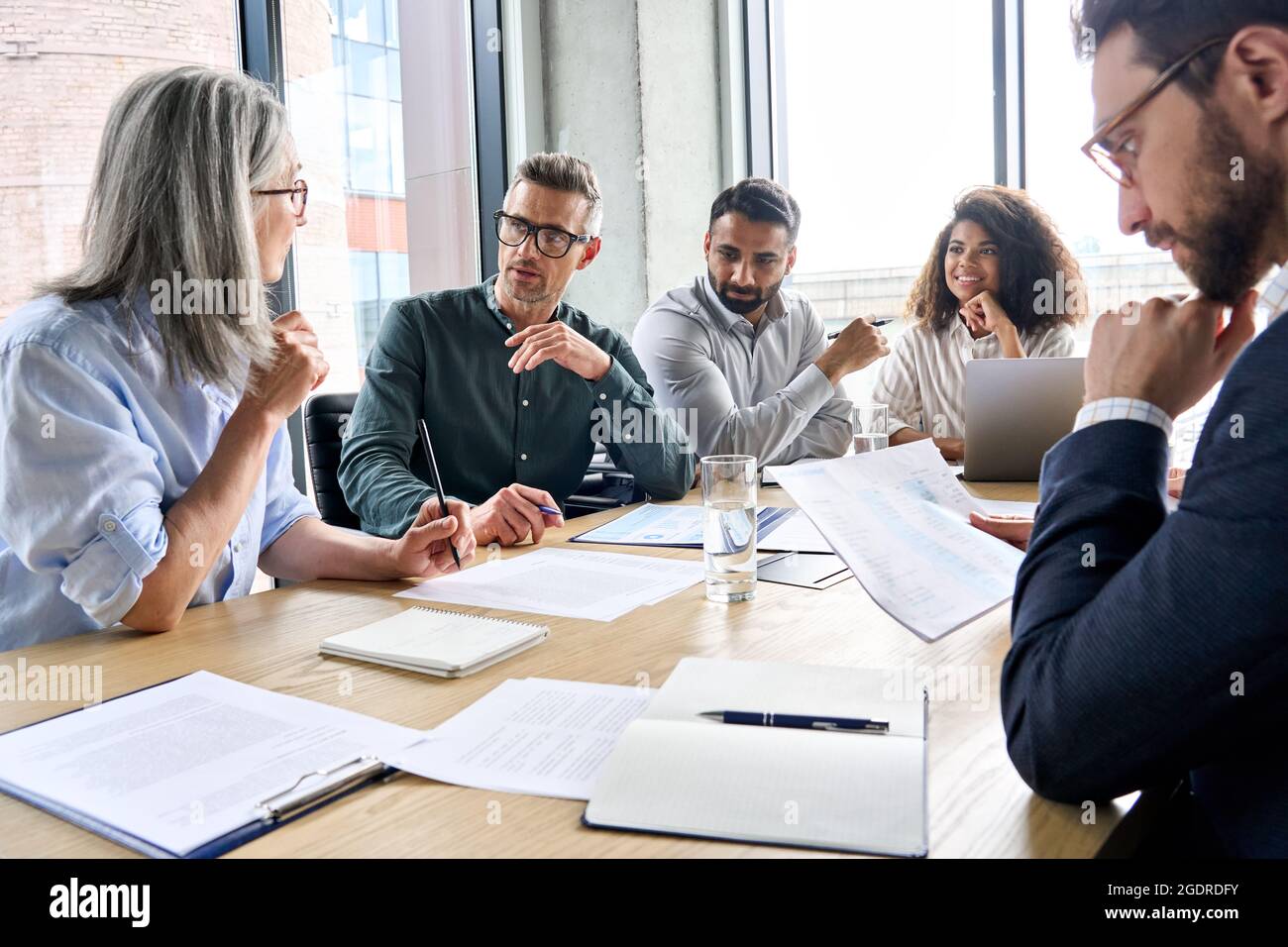 Das internationale Business Executive Team diskutiert bei der Sitzung im Sitzungssaal. Stockfoto