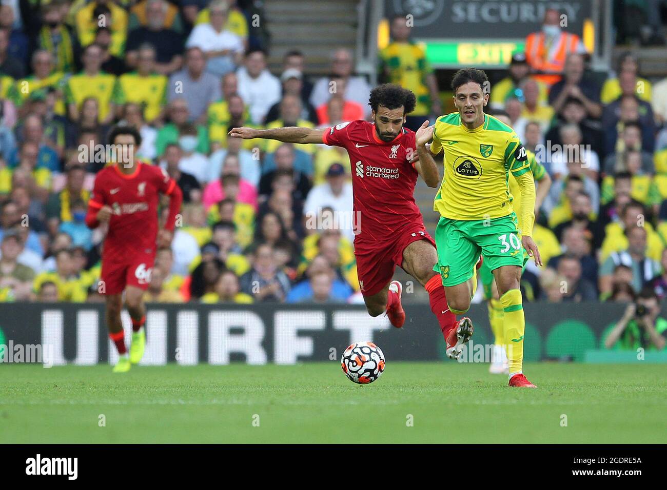 Norwich, Großbritannien. August 2021. Mohamed Salah von Liverpool unter dem Druck von Dimitris Giannoulis von Norwich City während des Premier League-Spiels zwischen Norwich City und Liverpool in der Carrow Road am 14. August 2021 in Norwich, England. (Foto von Mick Kearns/phcimages.com) Credit: PHC Images/Alamy Live News Stockfoto