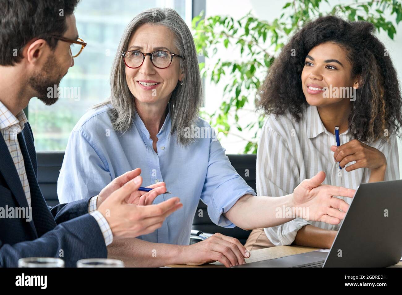 Internationale Geschäftsleute diskutieren auf der Sitzung des Sitzungssitzes über den Finanzplan. Stockfoto