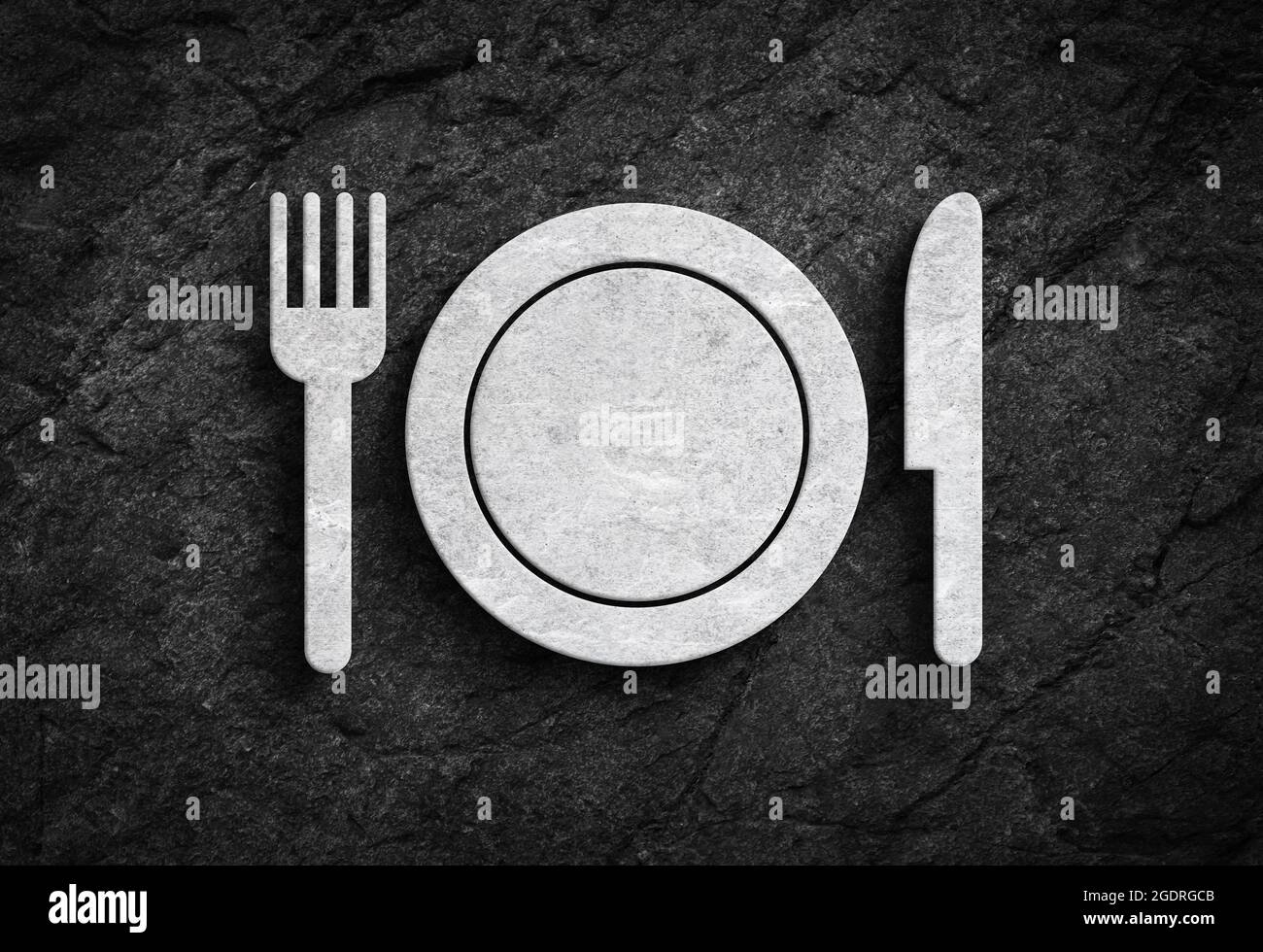 Gabelmesser und -Teller-Symbol und Gastronomie- oder Kochsymbol auf dunklem Steinwandhintergrund Stockfoto