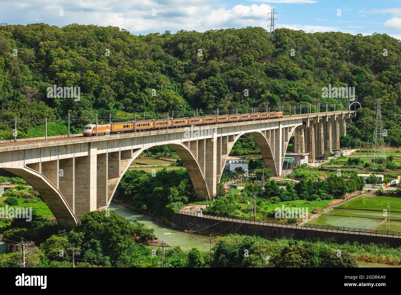 Ein Zug überquert die Liyutan-Bogenbrücke in miaoli, taiwan Stockfoto