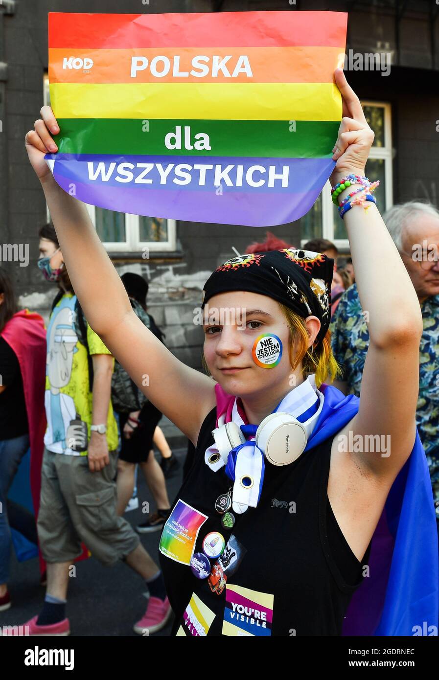 Krakau, Polen. August 2021. Ein Teilnehmer mit einem Regenbogenplakat mit der Aufschrift „Polen für alle“ während des Krakauer Gleichstellungsmarsches, an dem über 5,000 Personen teilnahmen. (Foto von Alex Bona/SOPA Images/Sipa USA) Quelle: SIPA USA/Alamy Live News Stockfoto