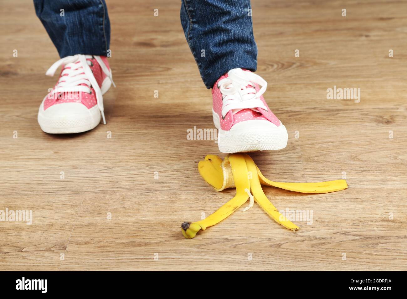 Schuh, um auf Bananenschale zu rutschen und einen Unfall zu haben  Stockfotografie - Alamy