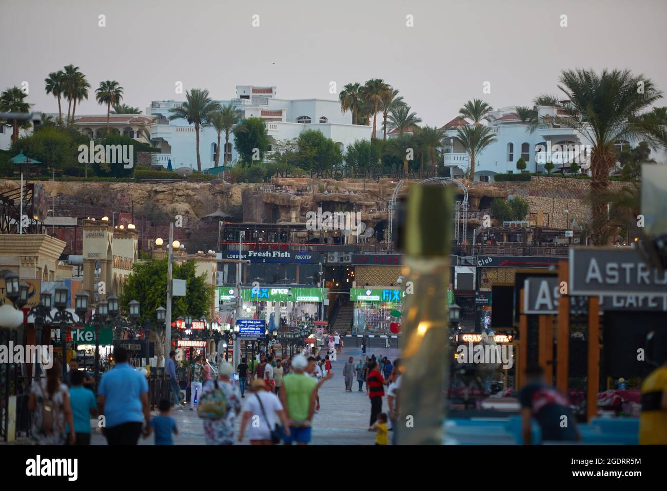 Sharm El Sheikh, Ägypten SIRCA 2021: Beliebte Handelsstraße Naama Bay. Nachtansicht der Naama Bay. Stockfoto