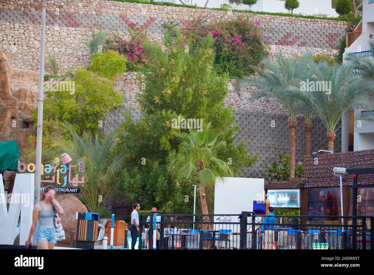 Sharm El Sheikh, Ägypten SIRCA 2021: Beliebte Handelsstraße Naama Bay. Nachtansicht der Naama Bay. Stockfoto