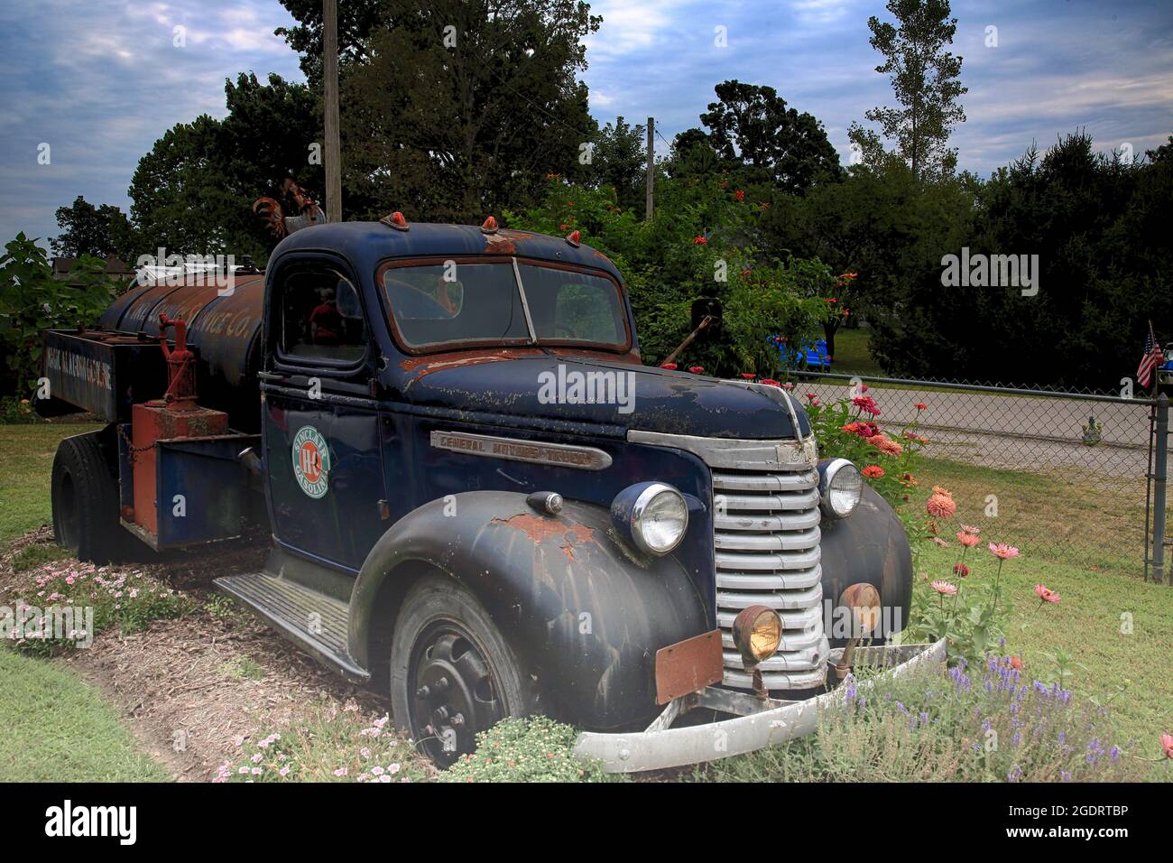 Oldtimer-Show in einer restaurierten Sinclair-Station an der Old Route 66, Ash Grove, Missouri. Stockfoto Oldtimer-Show in einer restaurierten Sinclair-Station an der Old Route 66, Ash Grove, Missouri. Stockfoto
