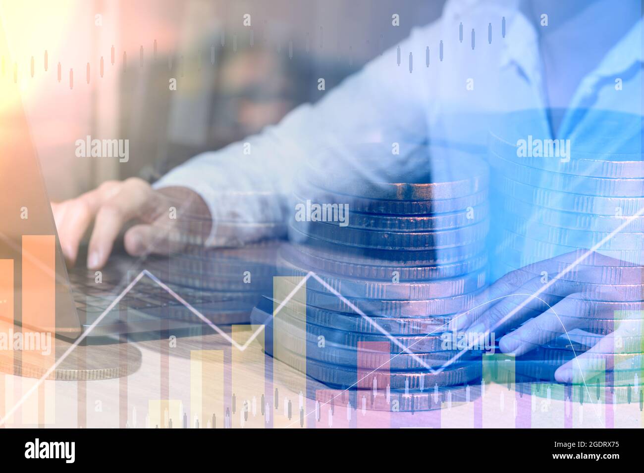 Enthüllen von Grafiken und Reihen von Münzen, die sich in hellen Farben verdoppeln, um eine Vorstellung von ​​using Laptop-Daten zu erhalten, um das Finanz- und Unternehmenswachstum zu analysieren. Stockfoto