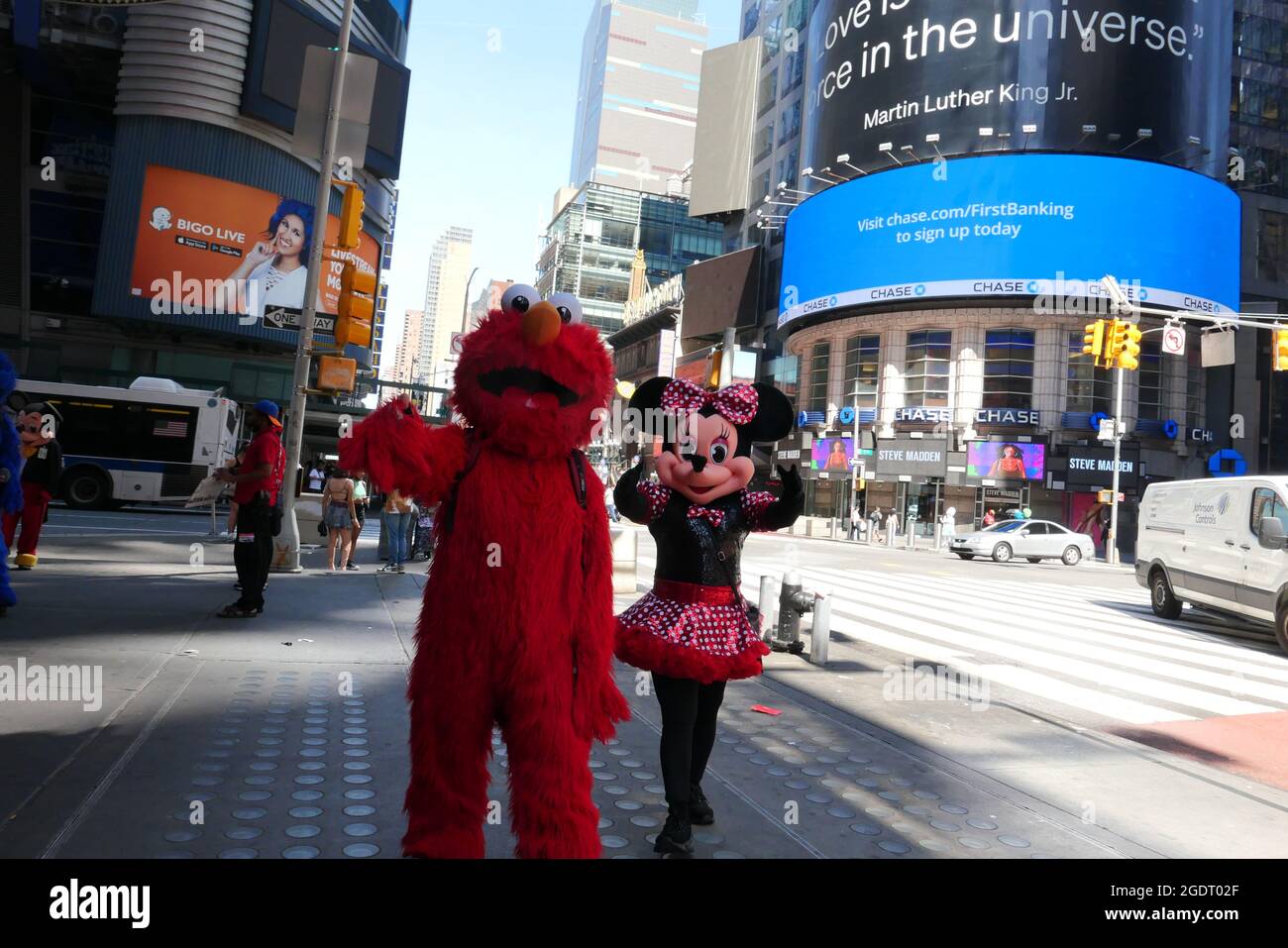 Elmo & Minie Maus auf dem Times Square sucht Kunden während der Pandemie Stockfoto