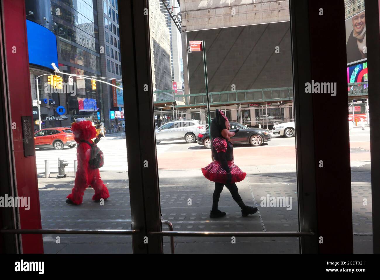 Elmo & Minie Maus auf dem Times Square sucht Kunden während der Pandemie Stockfoto
