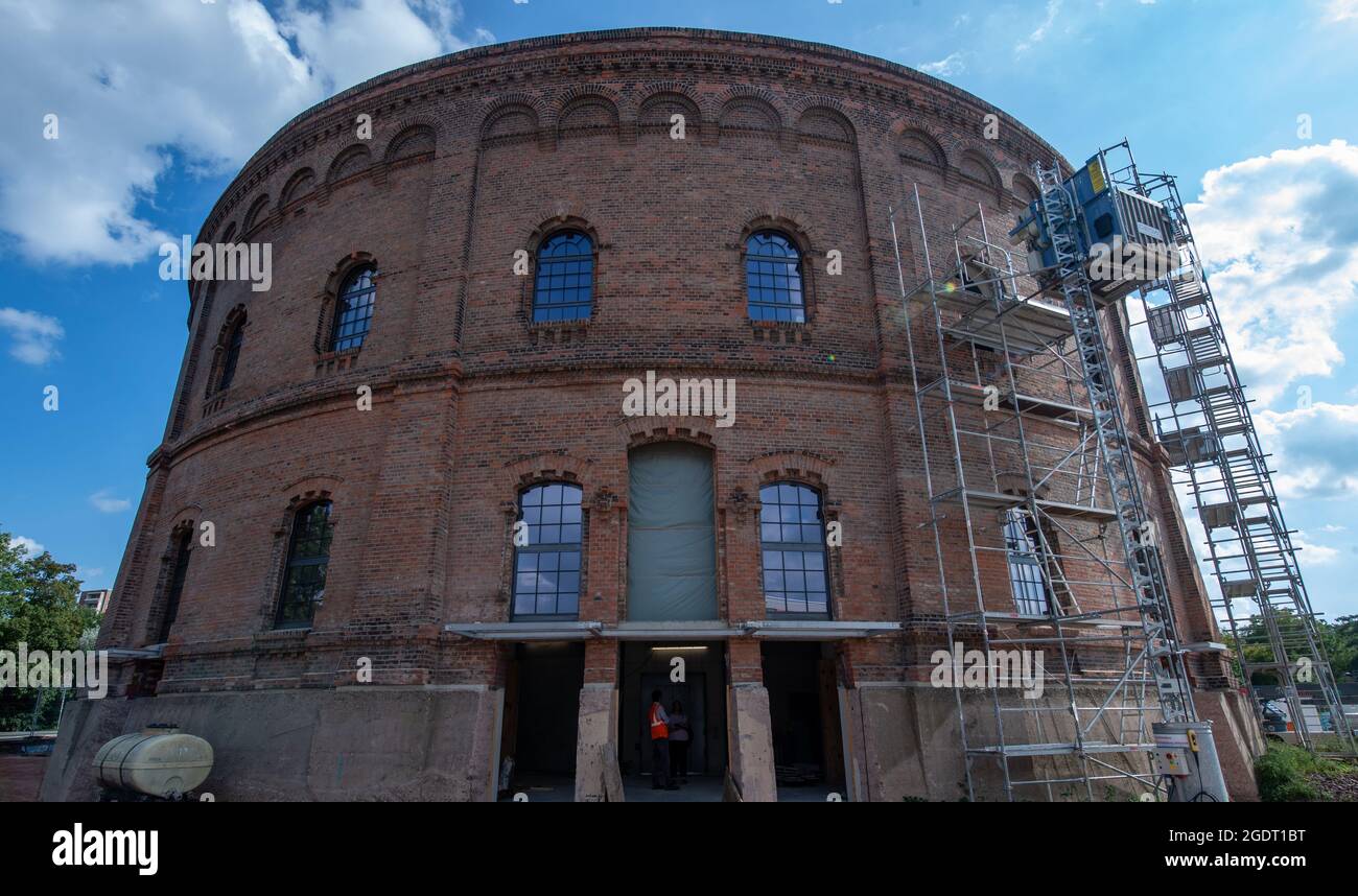 11. August 2021, Sachsen-Anhalt, Halle (Saale): Im alten Gasometer in Halle/Saale wird derzeit ein hochmodernes Planetarium gebaut. Die Konstruktion wird eines der modernsten Planetarien in Deutschland schaffen. Die Kuppel wurde zuletzt installiert. Er besteht aus 144 Aluminiumsegmenten und misst an der Basis einen Durchmesser von zwölf Metern. Die sechs Tonnen schwere Kuppel wurde in Ohio, USA, hergestellt und befindet sich im Herzen des Planetariums. Rund 100 Zuschauer sollen ab Frühjahr 2022 unter dem Firmament sitzen und den Nachthimmel betrachten können. Inzwischen sind die Baukosten auf rund 21 gestiegen Stockfoto
