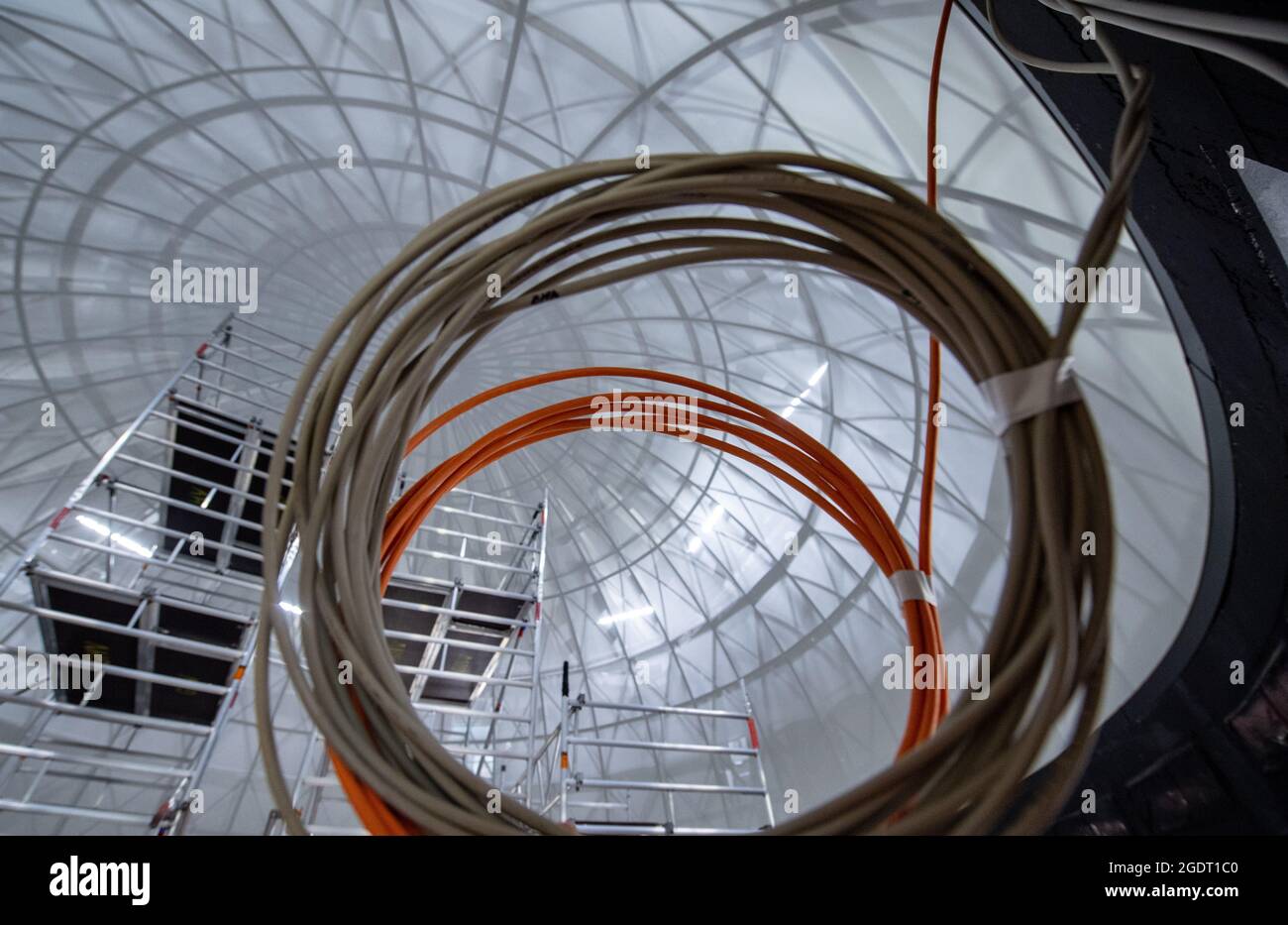 11. August 2021, Sachsen-Anhalt, Halle (Saale): Im zukünftigen Planetarium  in Halle/Saale hängen Kabel unter der Sternenkuppel. Die Konstruktion wird  eines der modernsten Planetarien in Deutschland schaffen. Die Kuppel wurde  zuletzt installiert. Er