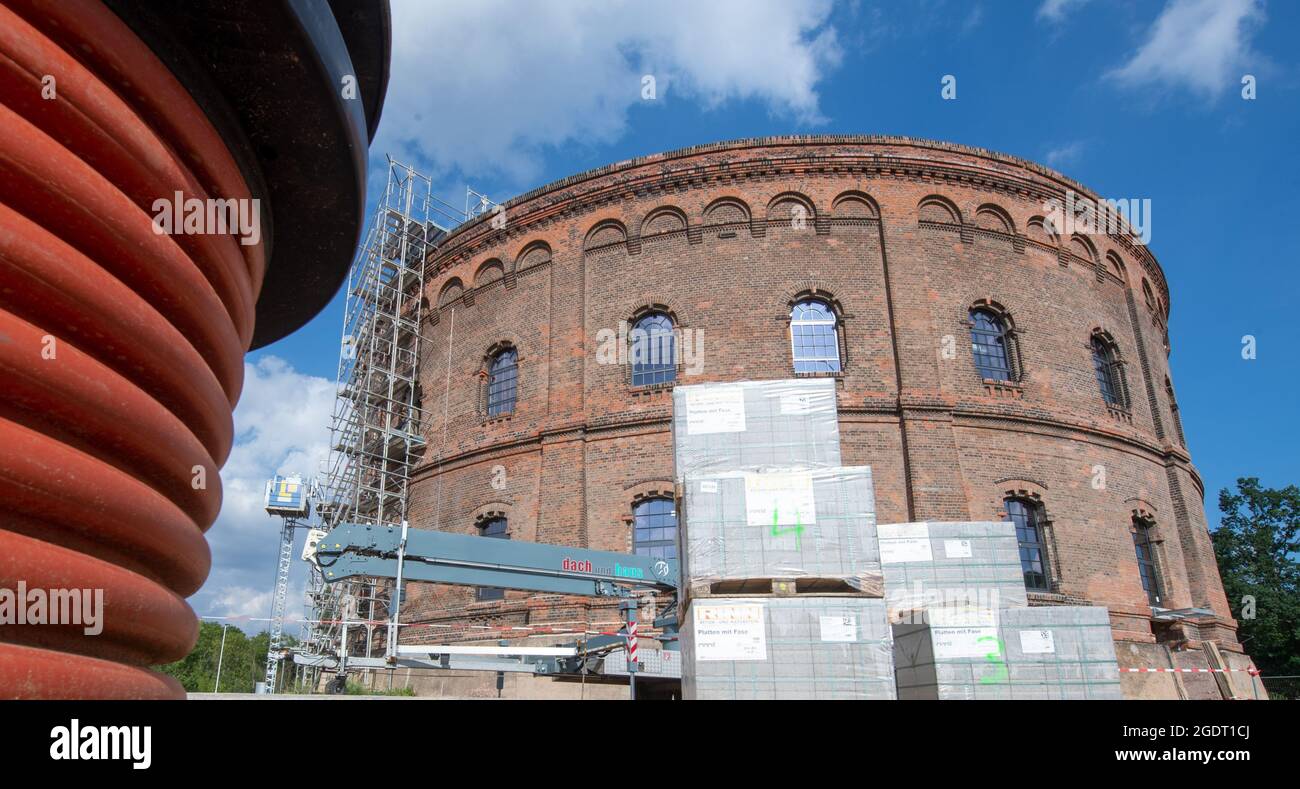 11. August 2021, Sachsen-Anhalt, Halle (Saale): Im alten Gasometer in Halle/Saale wird derzeit ein hochmodernes Planetarium gebaut. Zuletzt wurde die Sternkuppel im Gebäude installiert. Er besteht aus 144 Aluminiumsegmenten und misst an seiner Basis zwölf Meter im Durchmesser. Die sechs Tonnen schwere Kuppel wurde in Ohio, USA, hergestellt und befindet sich im Herzen des Planetariums. Rund 100 Zuschauer sollen ab Frühjahr 2022 unter dem Firmament sitzen und den Nachthimmel betrachten können. Inzwischen sind die Baukosten auf rund 21 Millionen Euro gestiegen. Foto: Hendrik Schmidt/dpa-Ze Stockfoto