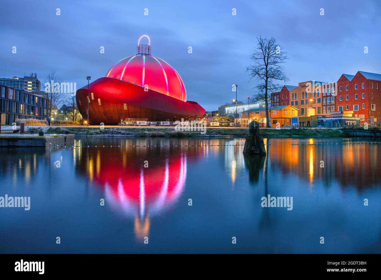 Niederlande, Groningen, Dot-Gebäude. DOT ist ein multifunktionaler, kreativer (Meeting-)Ort. Weihnachtsbeleuchtung. Weihnachtszeit. Winter. Stockfoto