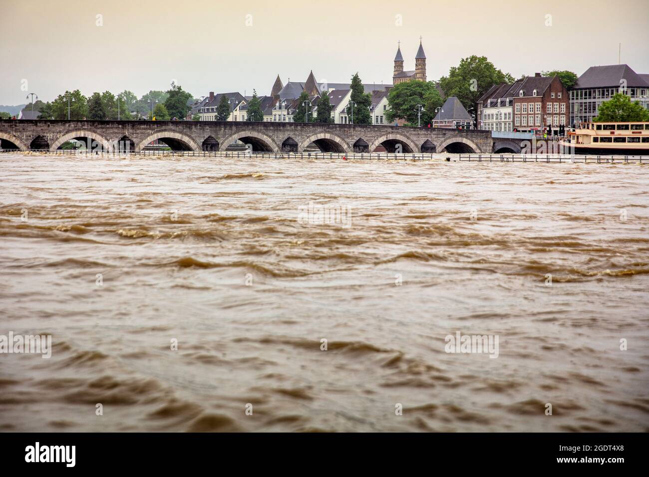 Die Niederlande, Maastricht, Maas und Blick auf das Stadtzentrum. St Servaas Brücke. Hoher Wasserstand. Stockfoto