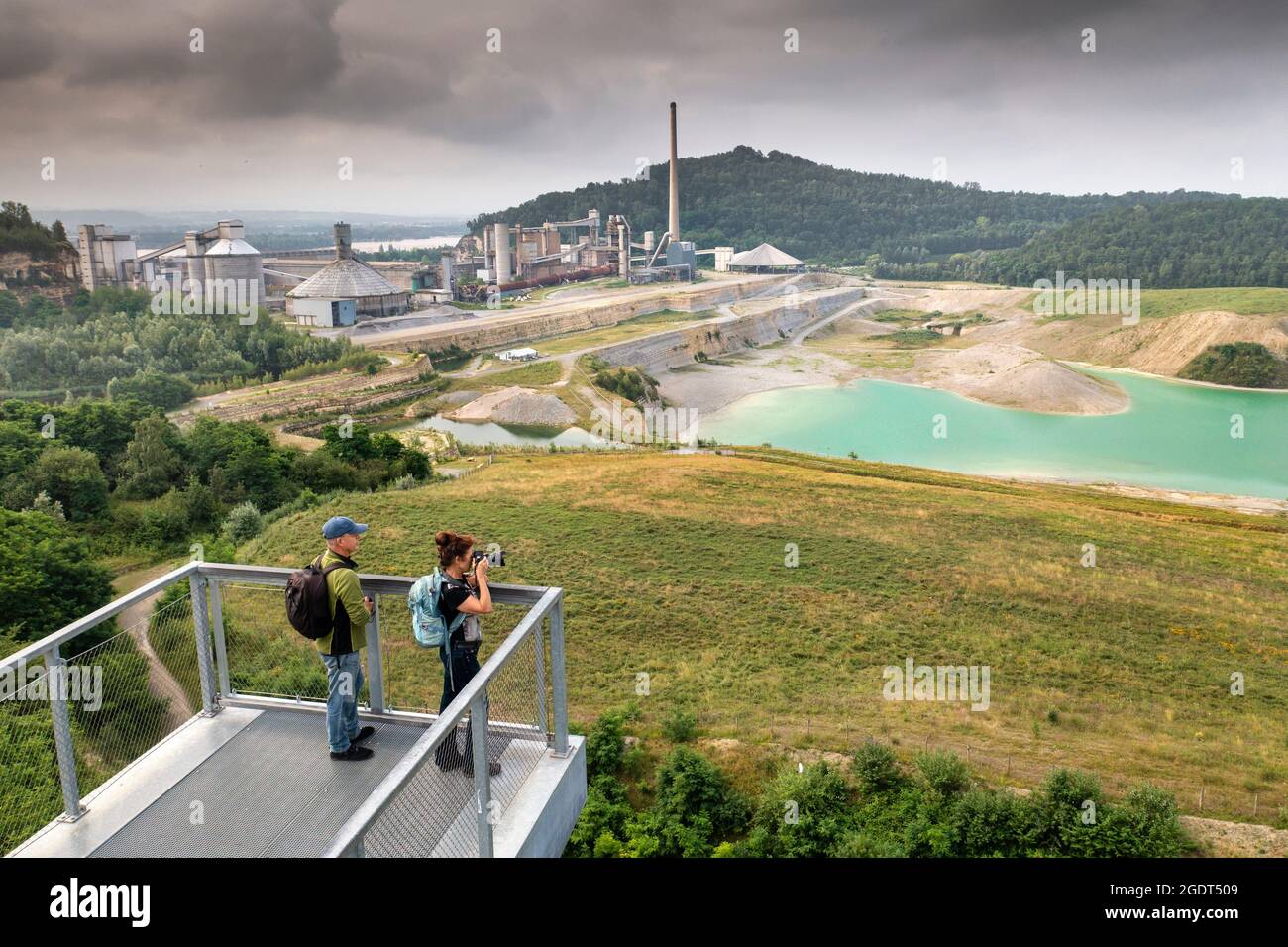 Niederlande, Maastricht. Sint Pietersberg. Mount Saint Peter. Ehemalige Zementfabrik und Steinbruch namens ENCI. Blaues Wasser durch den Abbau von Murmelstein. Nein Stockfoto
