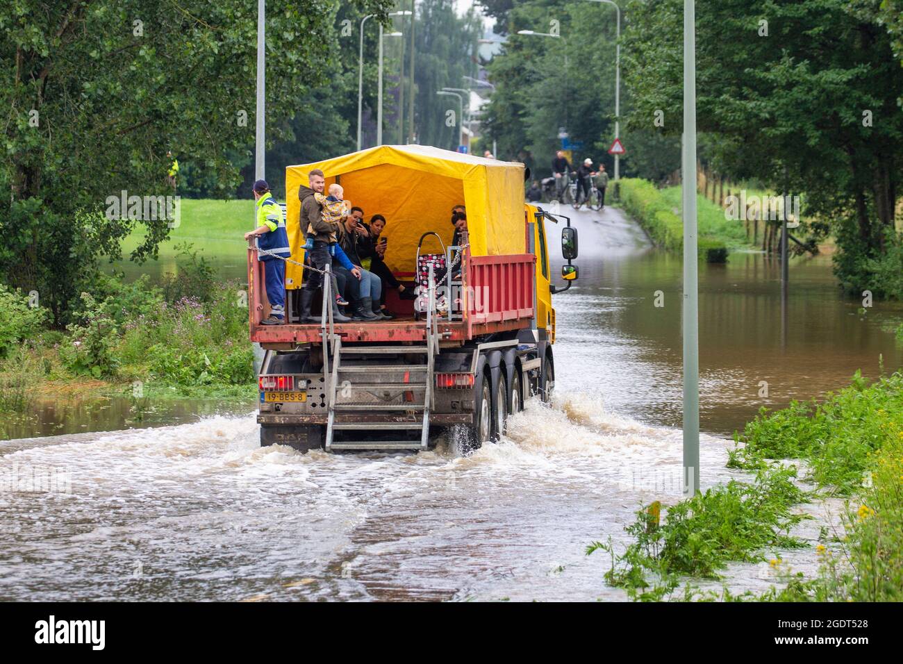 Die Niederlande, Itteren, die Bewohner des Dorfes, die aufgrund der Überschwemmung des Maas-Flusses per LKW in ihr abgetrenntes Haus transportiert wurden. Stockfoto