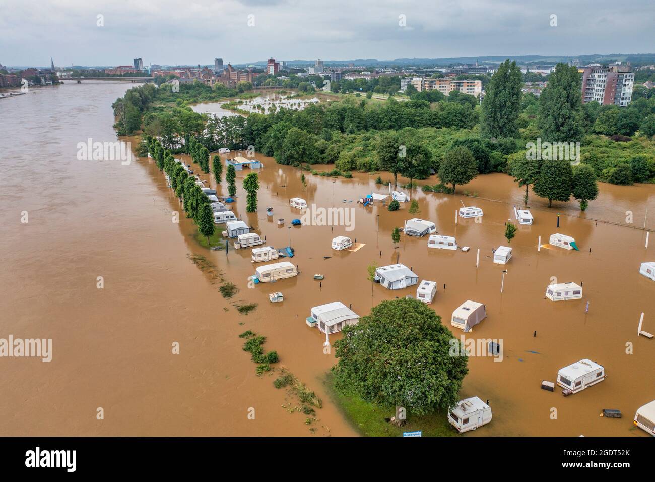 Niederlande, Maastricht. Überschwemmter Campingplatz aufgrund von Überschwemmungen des Flusses Maas. Antenne. Stockfoto