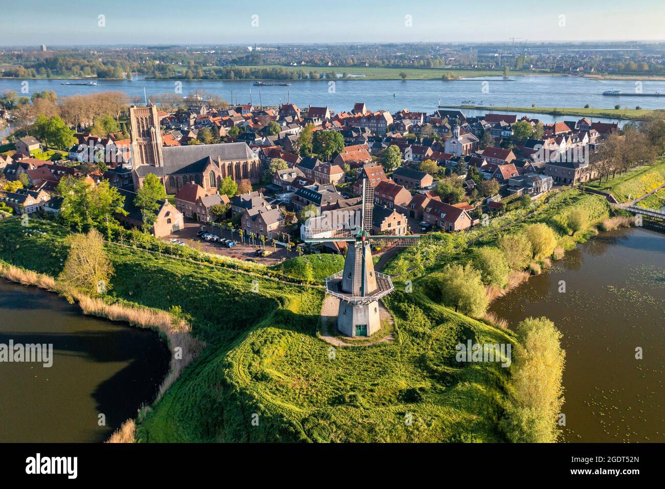 Die Niederlande, Die Woudrichem Verunglistend. Waal River. Antenne. Neue Niederländische Verteidigungslinie. Nieuwe Hollandse Waterlinie. Niederländische Wasserschutzlinien. Hollandse Wat Stockfoto