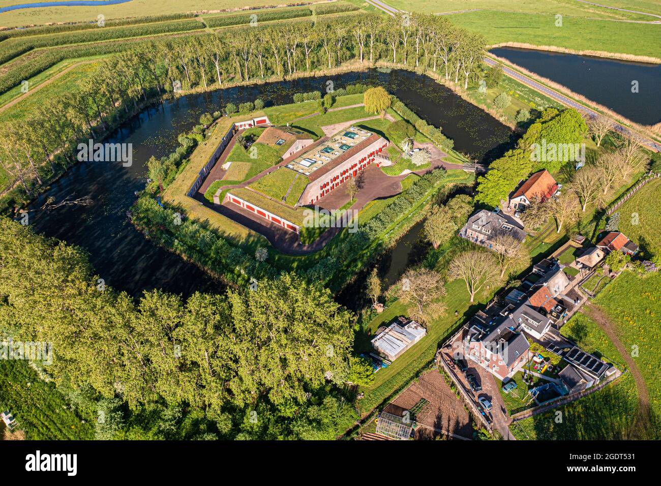 Niederlande, Werkendam. Fort Steurgat. Waal River. Antenne. Neue Niederländische Verteidigungslinie. Nieuwe Hollandse Waterlinie. Niederländische Wasserschutzlinien. Niederlande Stockfoto