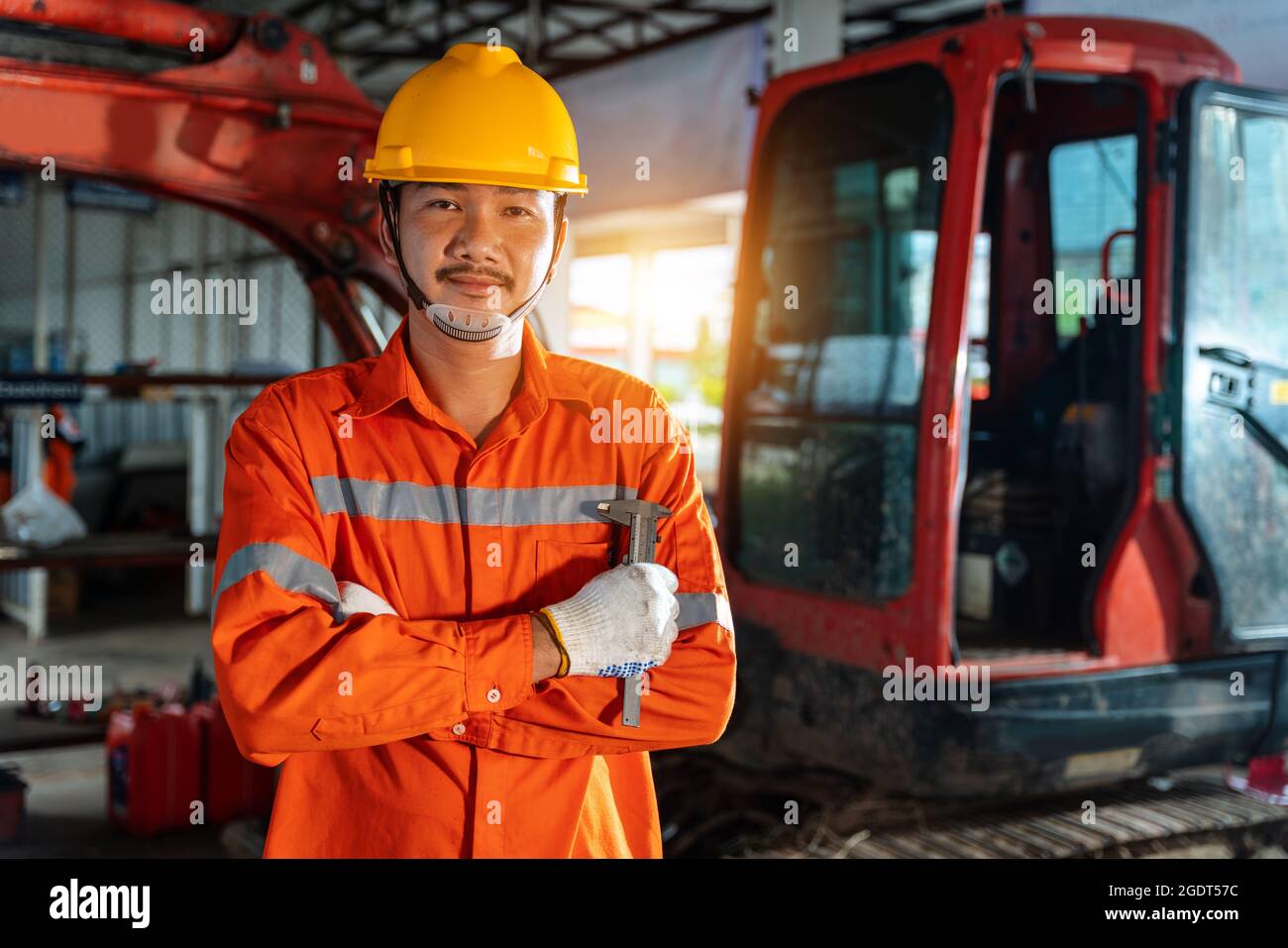 Ein Techniker hält Messschieber zur Inspektion und Reparatur von schweren Maschinen, Industrial Theme. Stockfoto