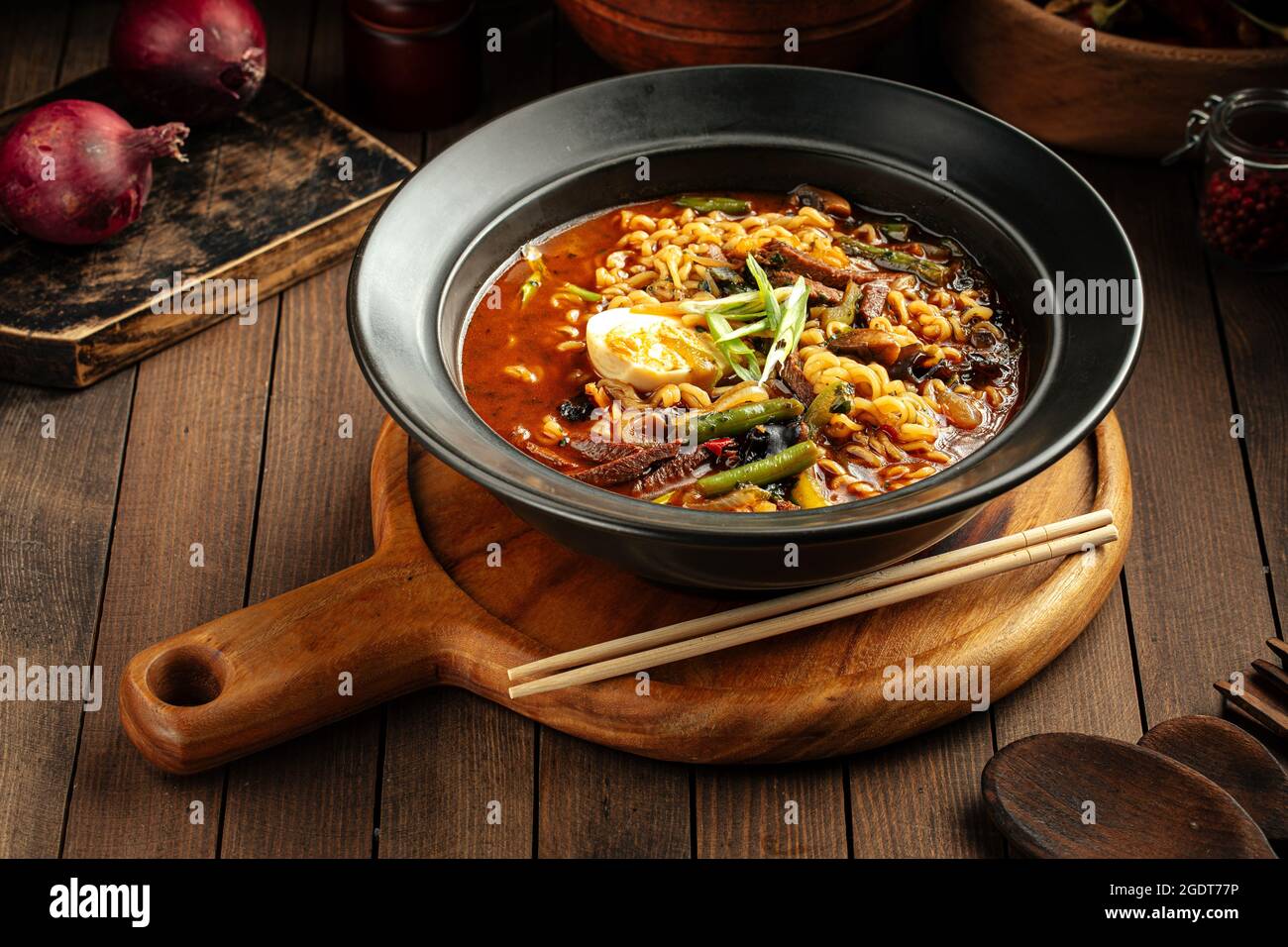 Koreanische Ramen-Nudelsuppe mit Essstäbchen Stockfoto