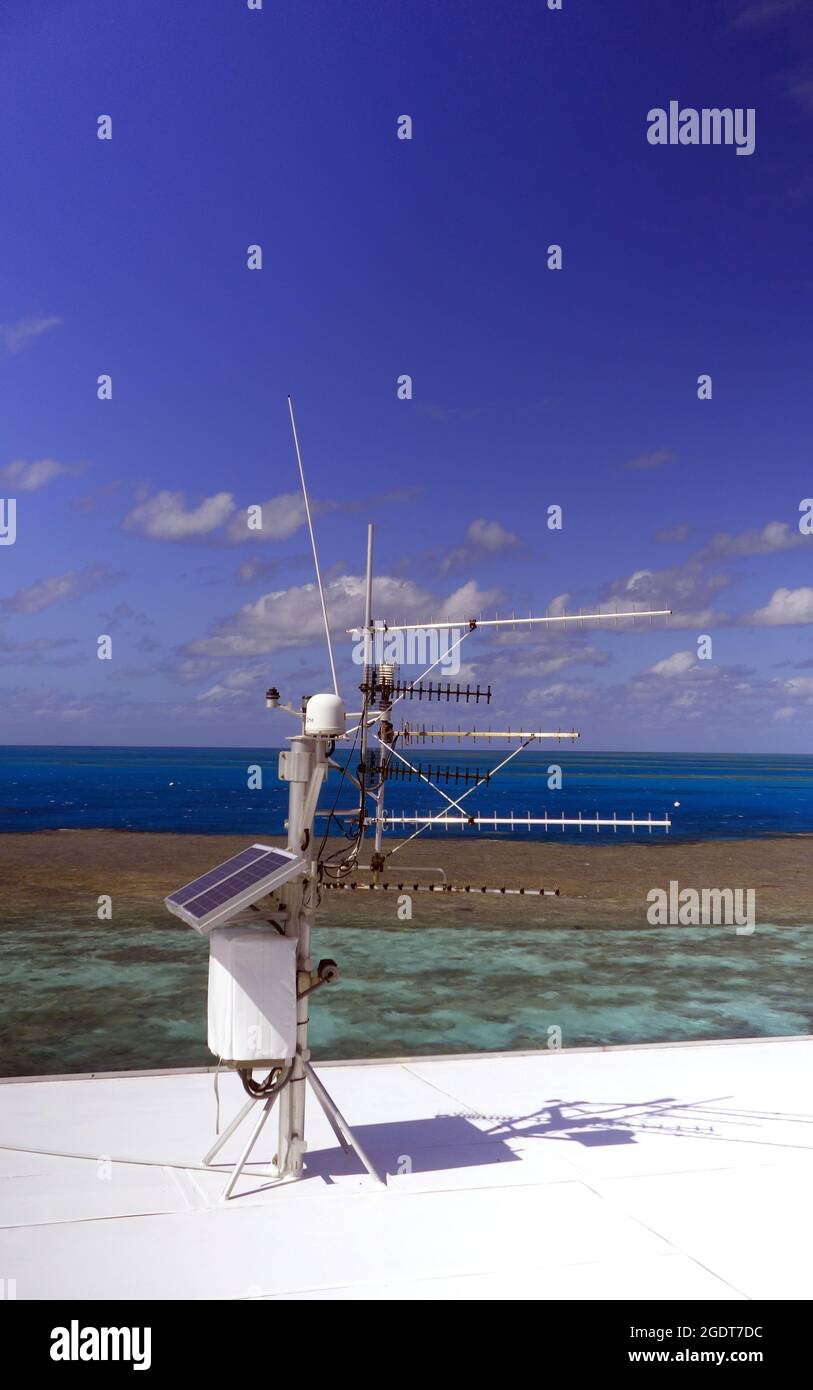 Mehrere Kommunikations- und Telemetrieantennen und -Geräte auf dem Pontoondach am abgelegenen Hardy Reef, Great Barrier Reef, Queensland, Australien. Keine PR Stockfoto