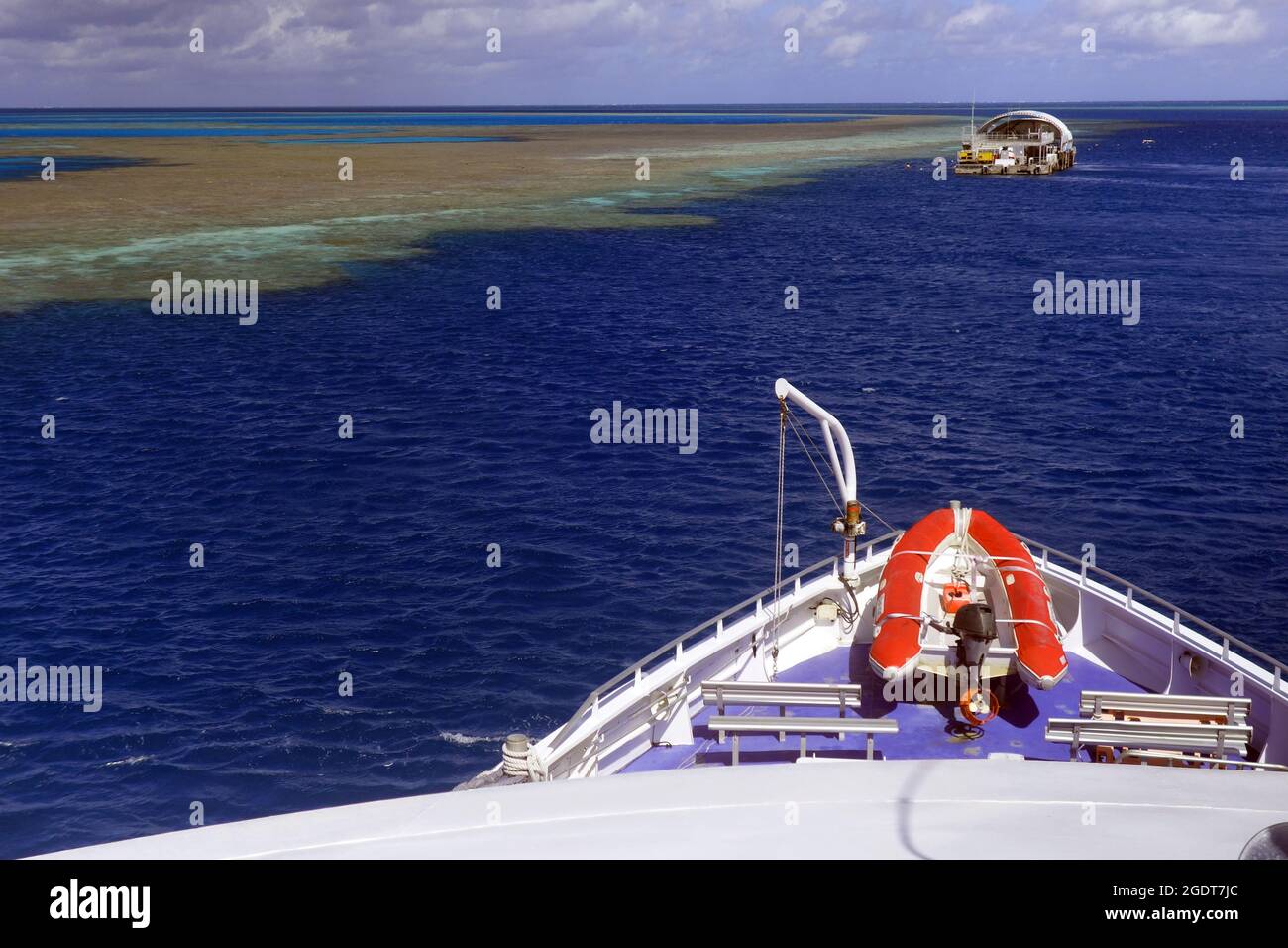 Riff-Tourismusschiff nähert sich dem Ponton am Hardy Reef, Whitsundays Region, Great Barrier Reef, Queensland, Australien. Keine PR Stockfoto
