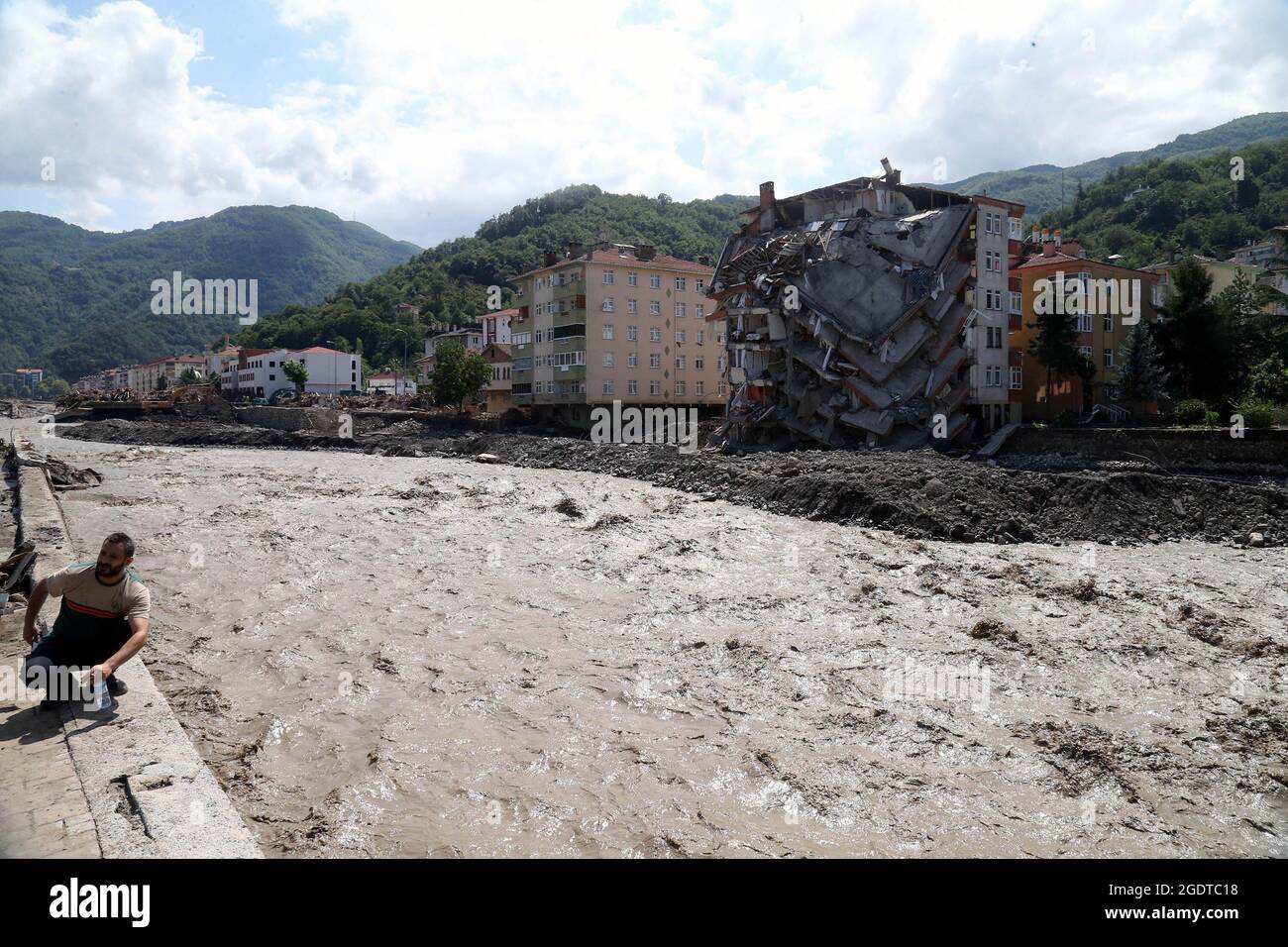 Kastamonu. August 2021. Das am 14. August 2021 aufgenommene Foto zeigt das von Überschwemmungen heimgesucht Gebiet in der Stadt Abana, Provinz Kastamonu, Türkei. Die Sturzfluten, die drei Provinzen in der türkischen Schwarzmeerregion heimsuchten, haben 27 Menschen getötet, teilte die Katastrophenbehörde des Landes am Freitag mit. Die türkische Präsidentschaft für das Katastrophenmanagement und die Katastrophenvorsorge sagte, dass in der Provinz Kastamonu 25 Menschen starben und in der Provinz Sinop zwei weitere, während eine Person in der Provinz Bartin vermisst wurde. Quelle: Mustafa Kaya/Xinhua/Alamy Live News Stockfoto