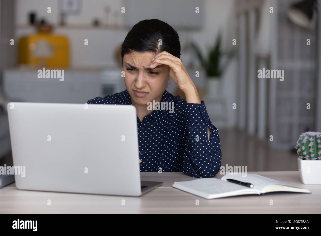 Unglückliche indische Frau fühlt sich gelangweilt, am Laptop zu arbeiten Stockfoto