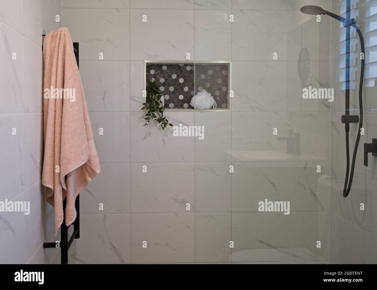 Luxuriöses eigenes Badezimmer mit freistehender Duschkabine. Stockfoto