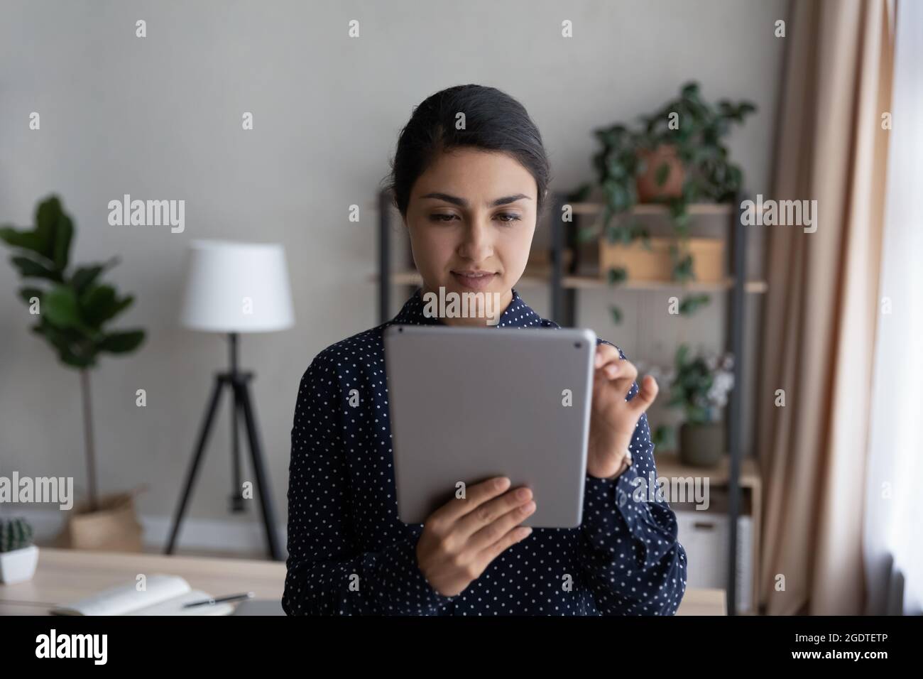 Junge indische Frau verwenden Tablet im Internet surfen Stockfoto