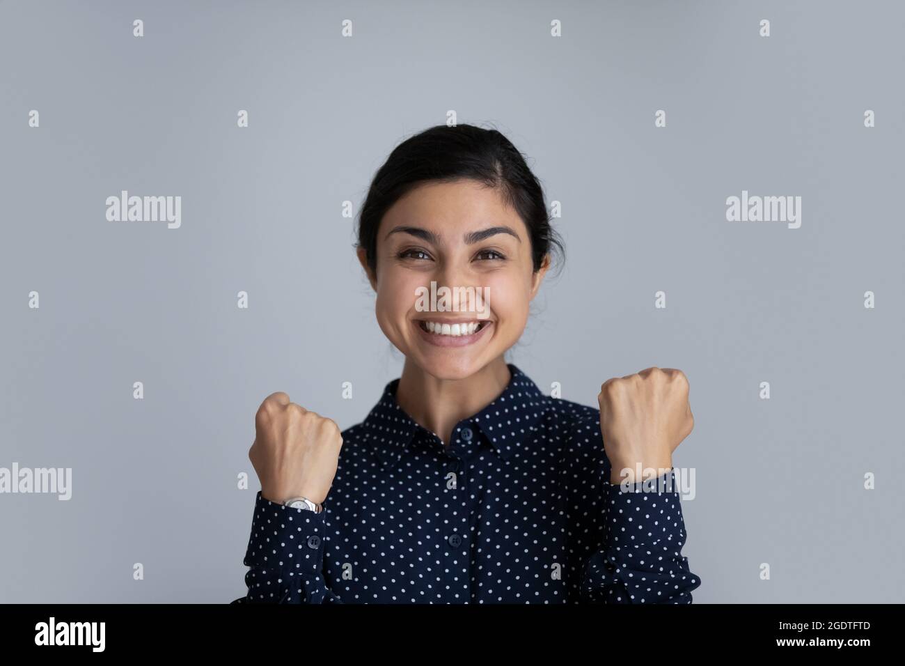 Porträt der begeisterten indischen Frau feiern Sieg Stockfoto