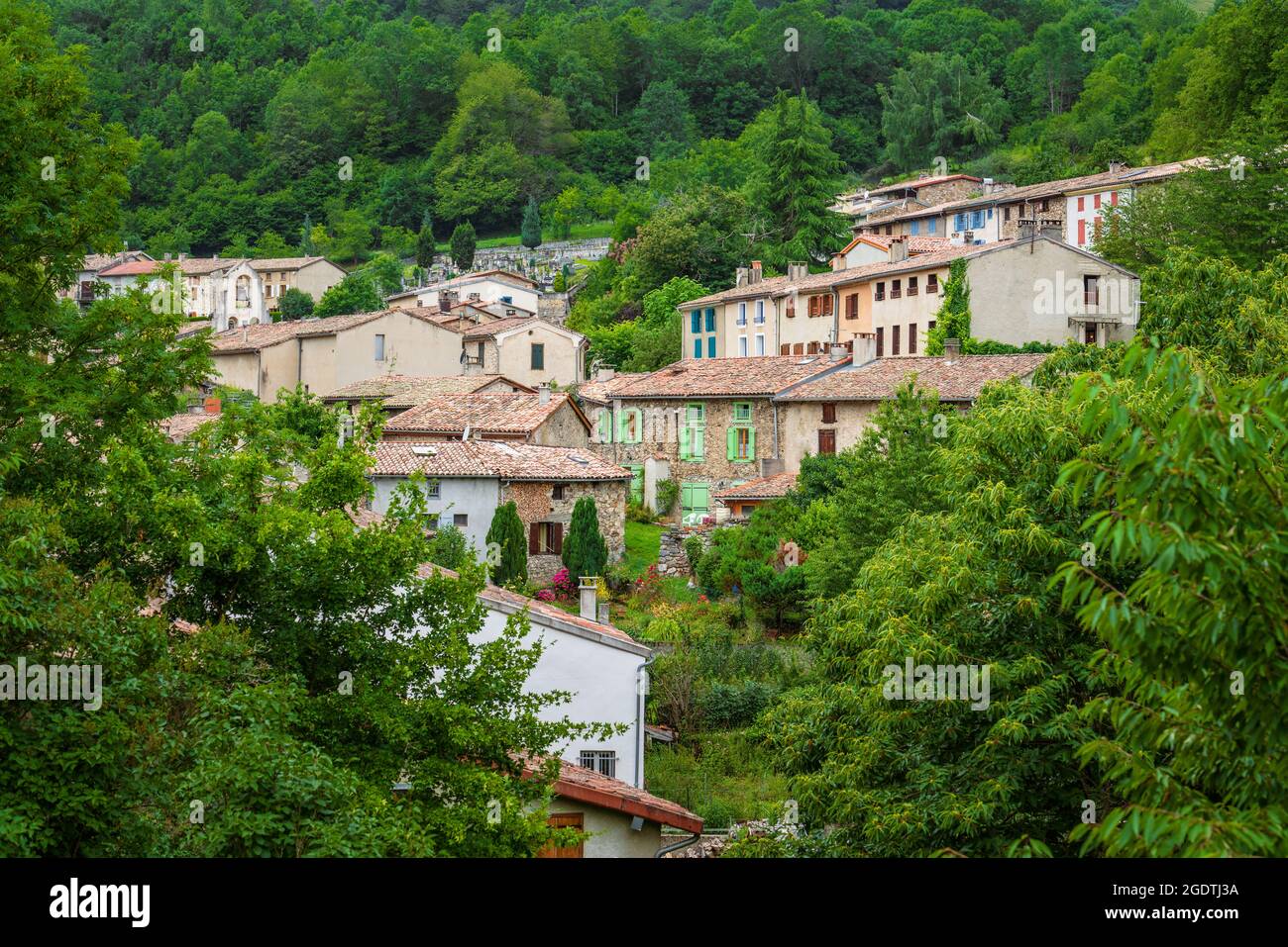 Malerisches Dorf in einem üppigen Wald in den französischen Pyrenäen. Montsegur Stockfoto