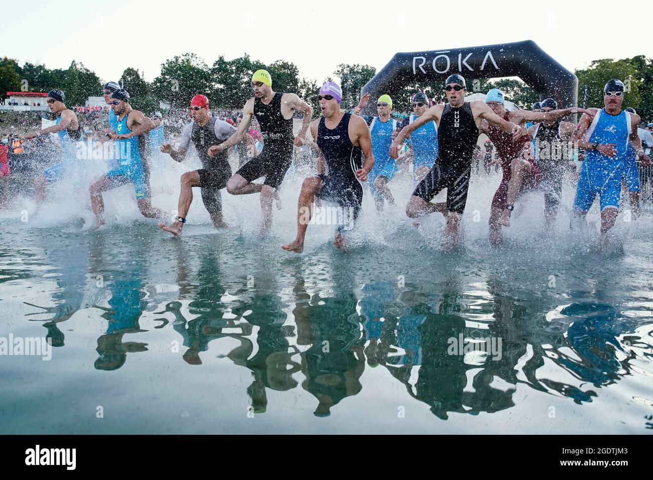 Hessen, Deutschland. 15. August 2021, Hessen, Frankfurt/Main: Beim Start der Triathlon-Europameisterschaft, dem Ironman Frankfurt, laufen Triathleten in den Langener Waldsee. Foto: Uwe Anspach/dpa Quelle: dpa picture Alliance/Alamy Live News Stockfoto
