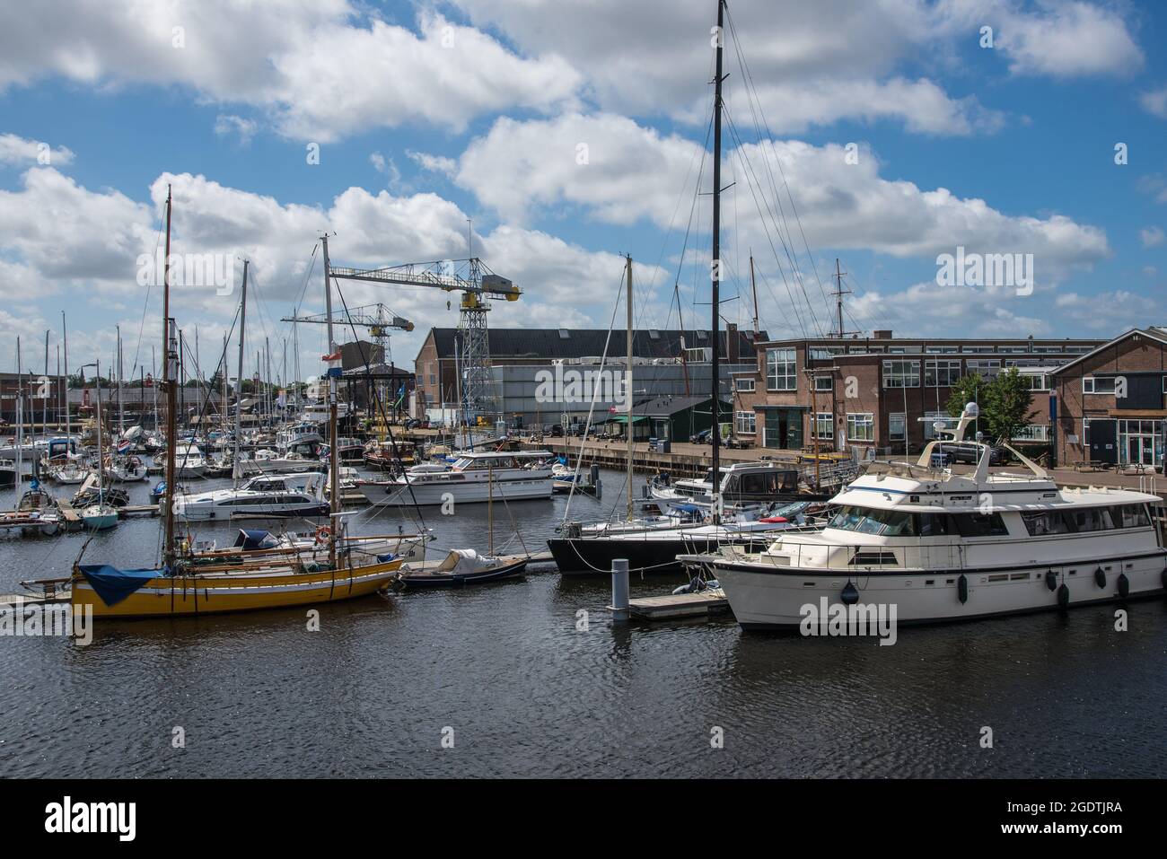 Den Helder, Niederlande. Juli 2021. Die Marina an der ehemaligen Willemsoord-Werft in Den Helder. Hochwertige Fotos Stockfoto