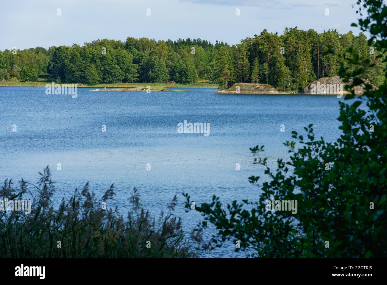 Öby, Finnland - 4. Aug 2019: Blick über die Bucht am Sommermittag. Stockfoto