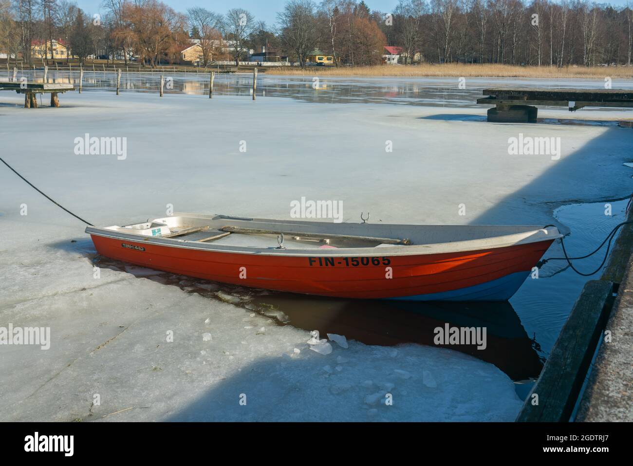 Singapur - 25. März 2021: Winter in Tammisaari Finnland. Gefrorenes Wasser mit einem kleinen Boot, das eingeschlossen ist Stockfoto