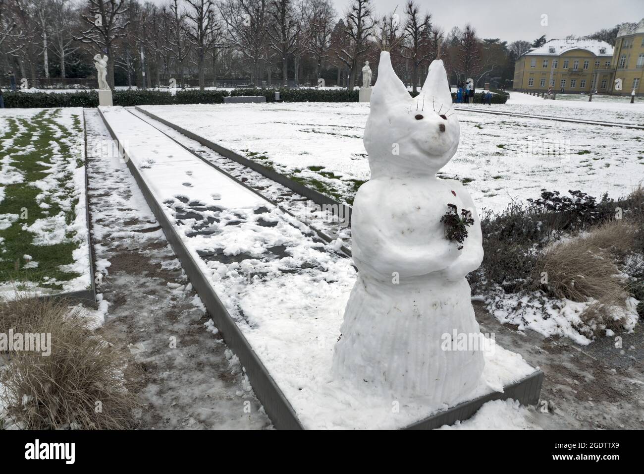 Karlsruhe, Deutschland: barockgarten im Winter mit Schneemann Stockfoto