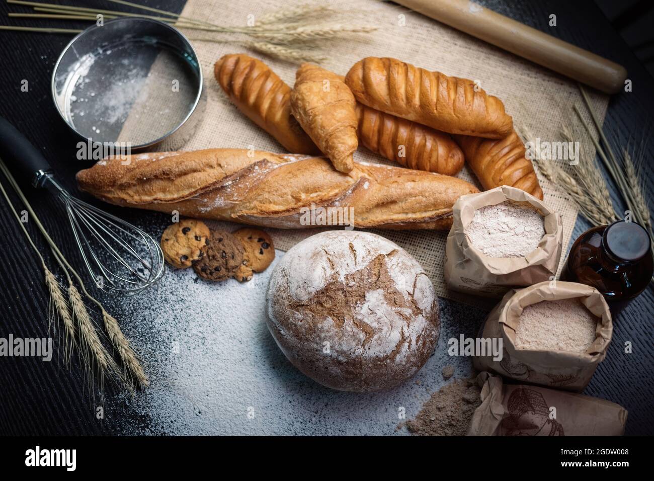 Viele Arten von Brot Studio Shot mit Zutaten Mehl Samenkorn rund um Foto Aufnahme mit hohem iso kann etwas Rauschen und Gewinn. Stockfoto
