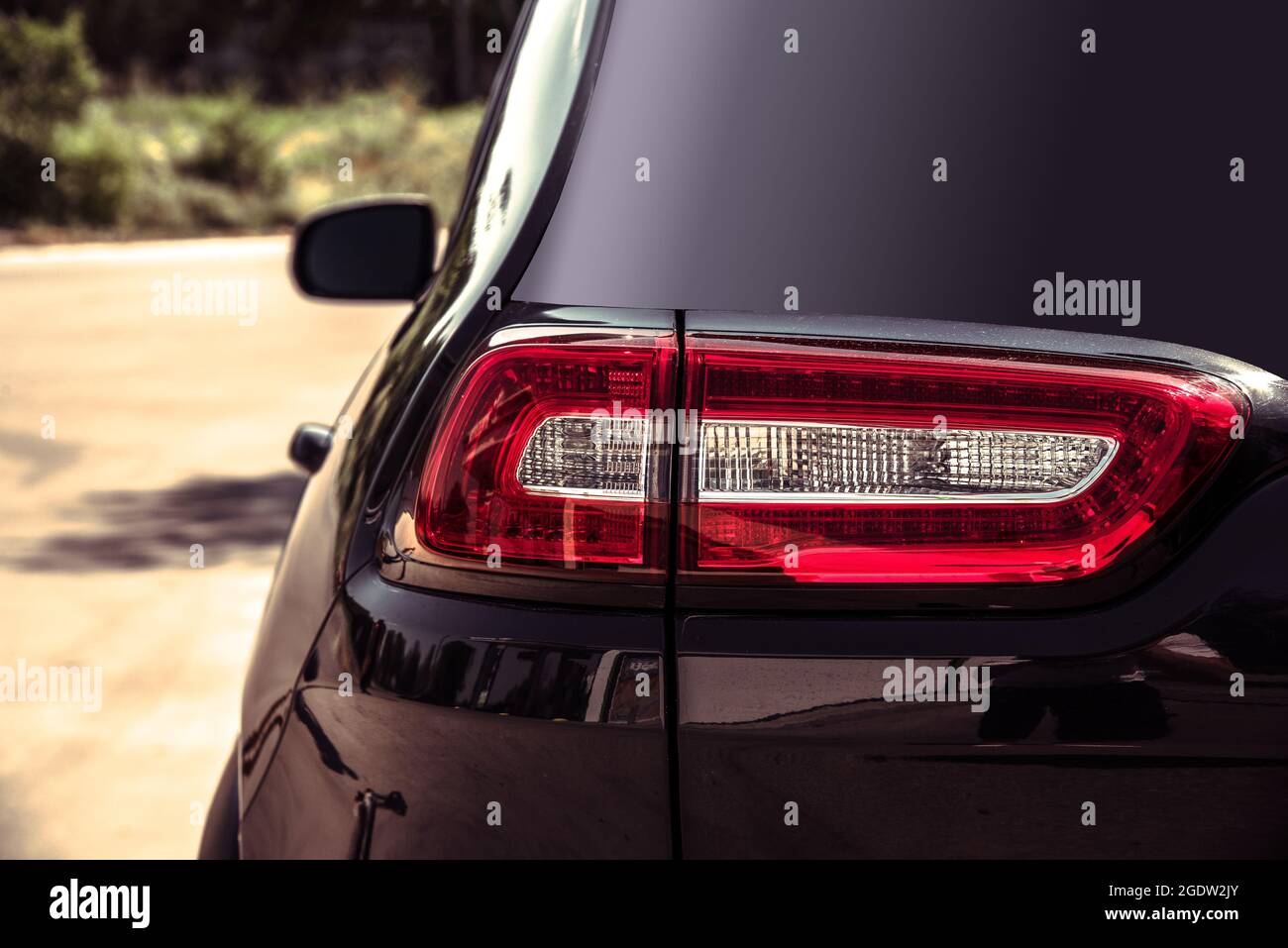 Rückleuchte des schwarzen Autos auf der Straße Stockfoto