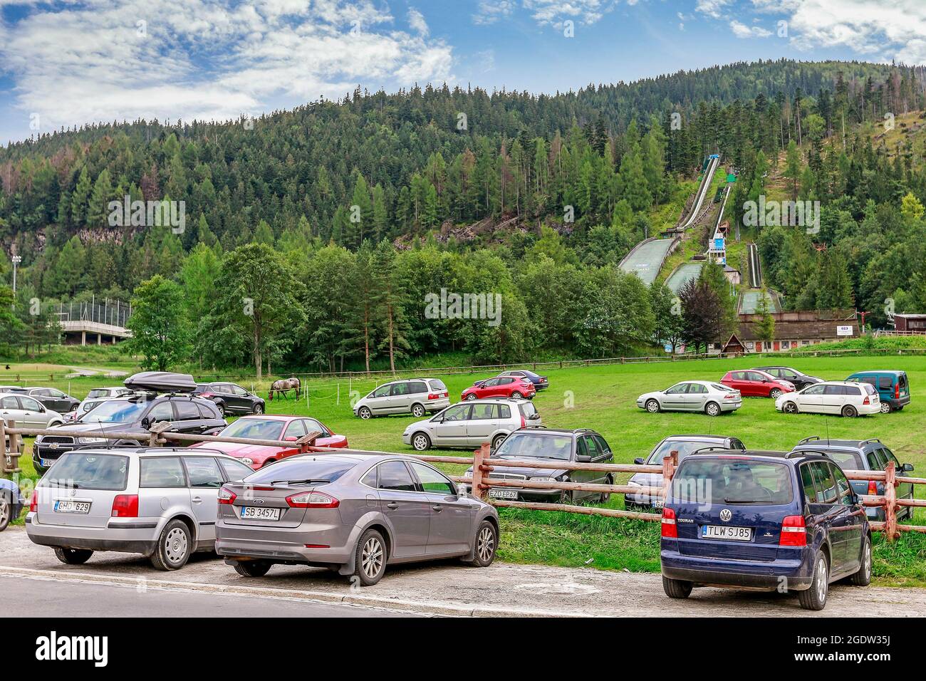 Wielka Krokiew (die große Krokiew, auf Polnisch bedeutet krokiew Raker) ist die größte der Skisprungschanzen, die am Hang des Krokiew-Berges in Z gebaut wurde Stockfoto