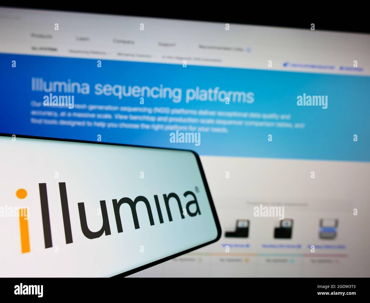 Mobiltelefon mit Logo des amerikanischen Genetikunternehmens Illumina Inc. Auf dem Bildschirm vor der Business-Website. Konzentrieren Sie sich auf die Mitte des Telefondisplays. Stockfoto
