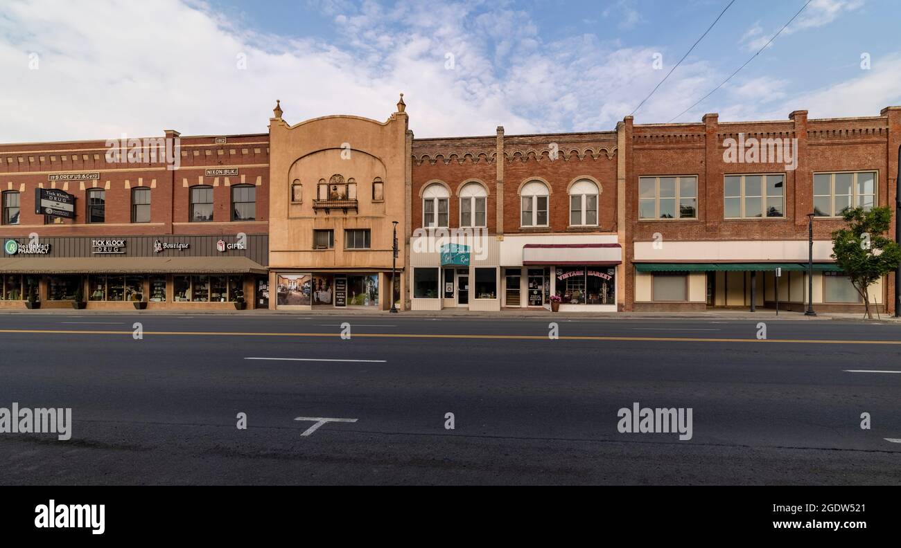 Geschäfte, einige geschlossen, an der Main Street, Colfax, Washington State, USA, die den Niedergang der Kleinstadt illustrieren Stockfoto