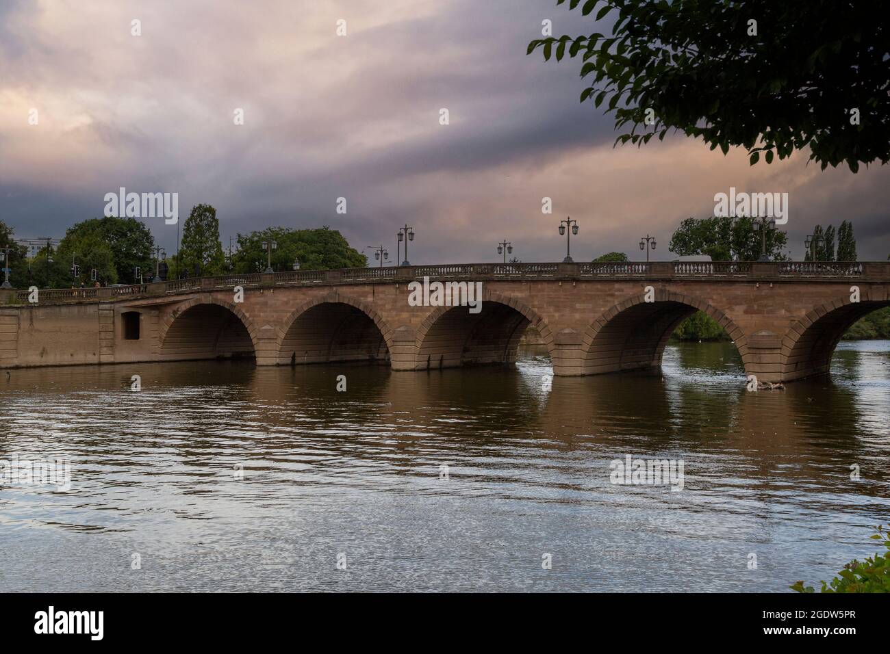 Editorial Worcester, UK - 11. August 2021: Worcester’s schöne und historische Brücke über den Fluss Severn in England Stockfoto