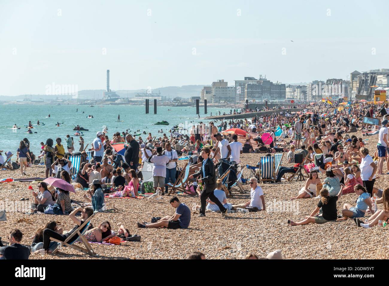 Brighton, 14. August 2021: Menschen, die das schöne Wetter am Brighton Beach genießen, genießen heute späten Nachmittag. Stockfoto