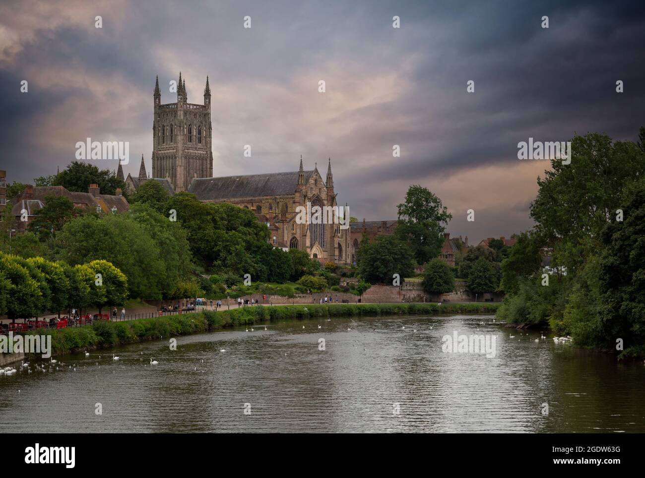 Editorial Worcester, UK - 11. August 2021: Die Worcester Cathedral, eine anglikanische Kathedrale in Worcester, England, liegt an einer Bank mit Blick auf den Rive Stockfoto